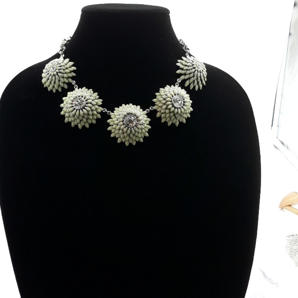 Ann Taylor Flower Necklace New With Tag